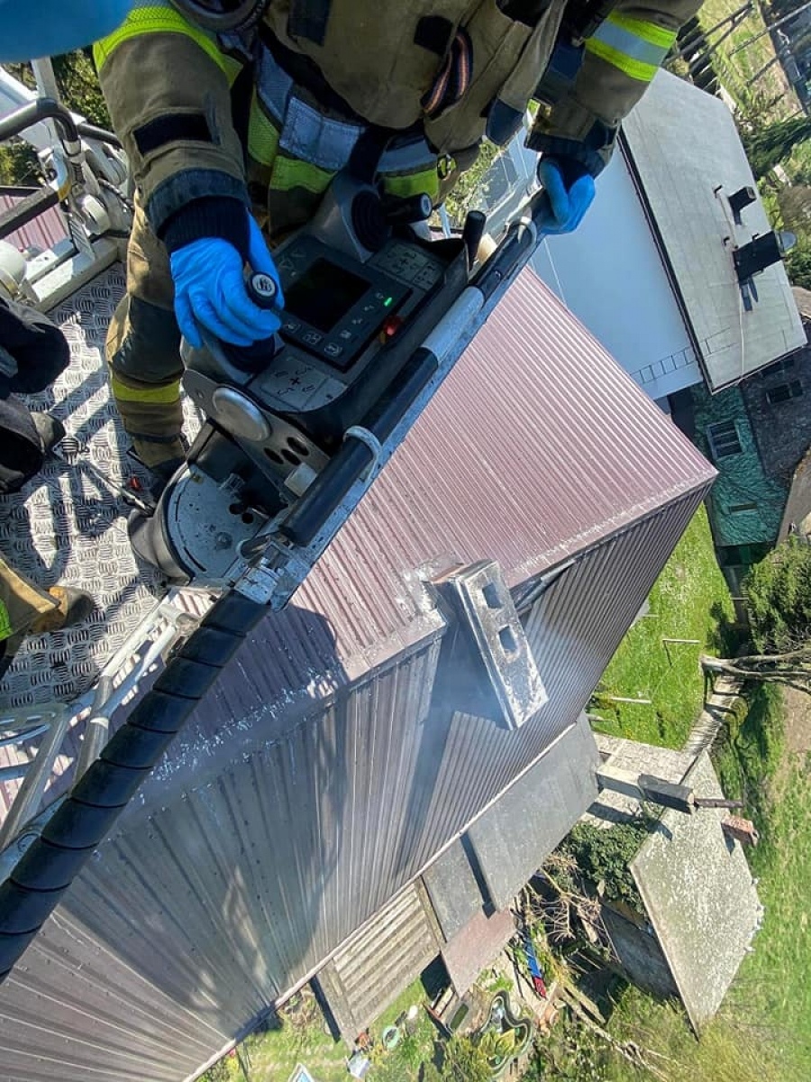 Zdjęcie w galerii na portalu naszwodzislaw.com: Pożar sadzy w Godowie. W akcji pięć zastępów straży wiadomości z regionu