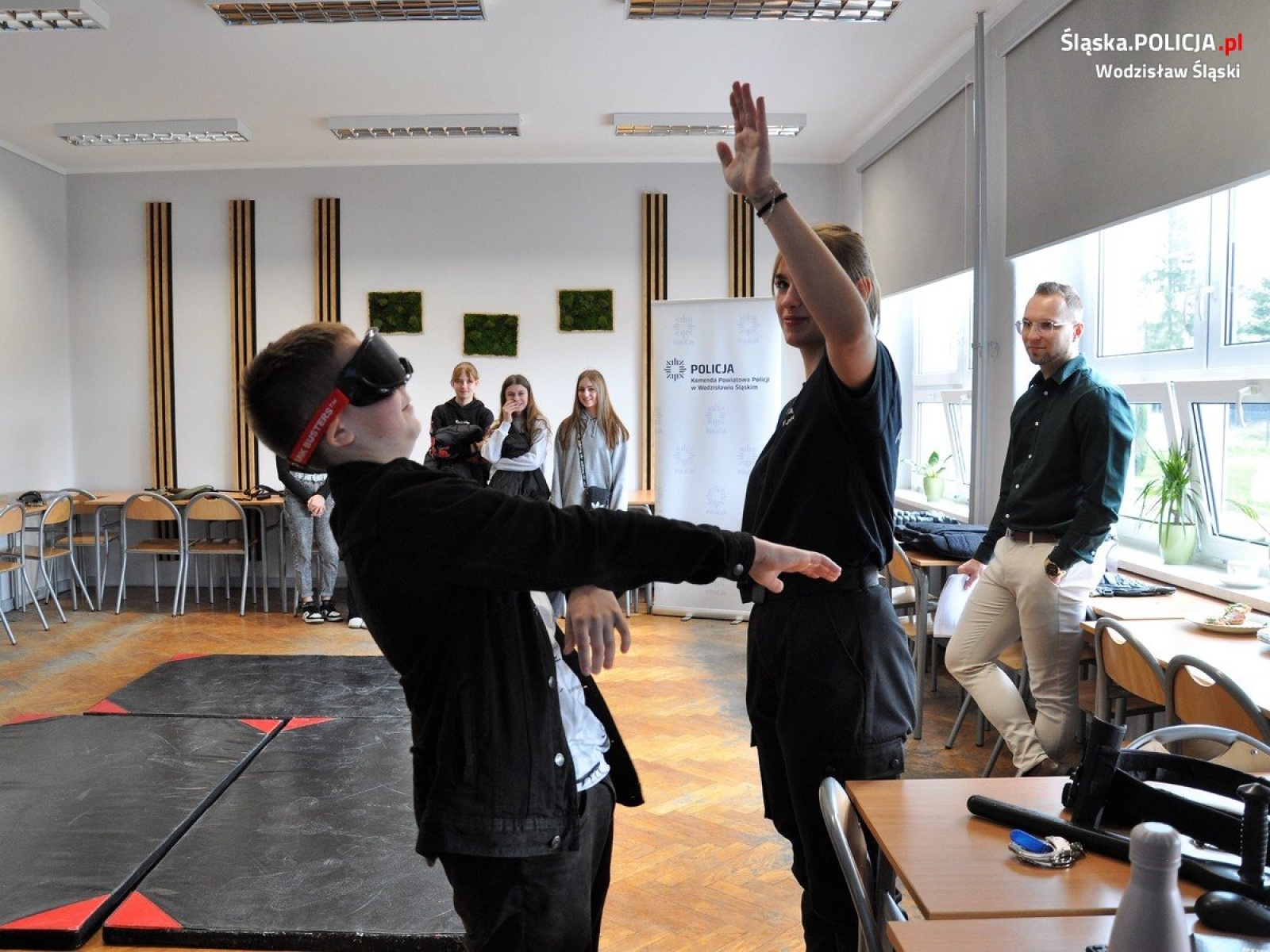 Zdjęcie w galerii na portalu naszwodzislaw.com: Policjanci ramię w ramię z uczniami wiadomości z regionu