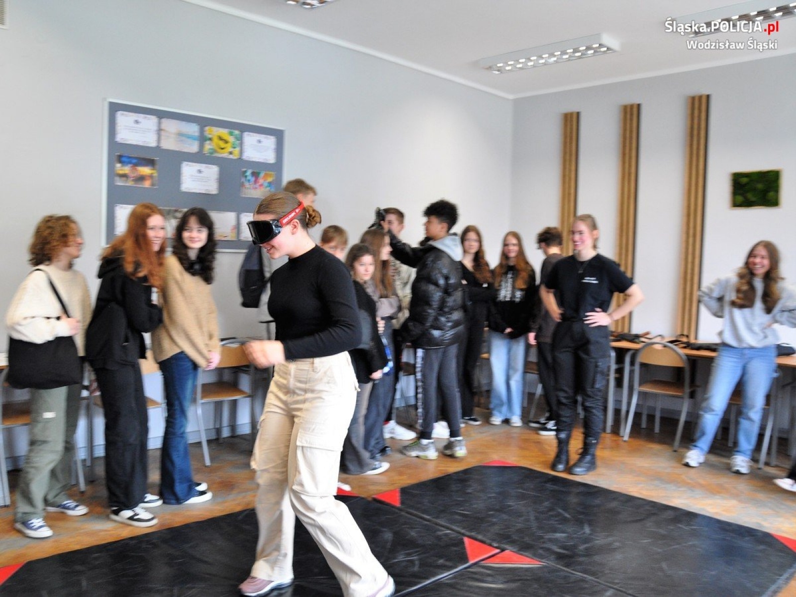 Zdjęcie w galerii na portalu naszwodzislaw.com: Policjanci ramię w ramię z uczniami wiadomości z regionu