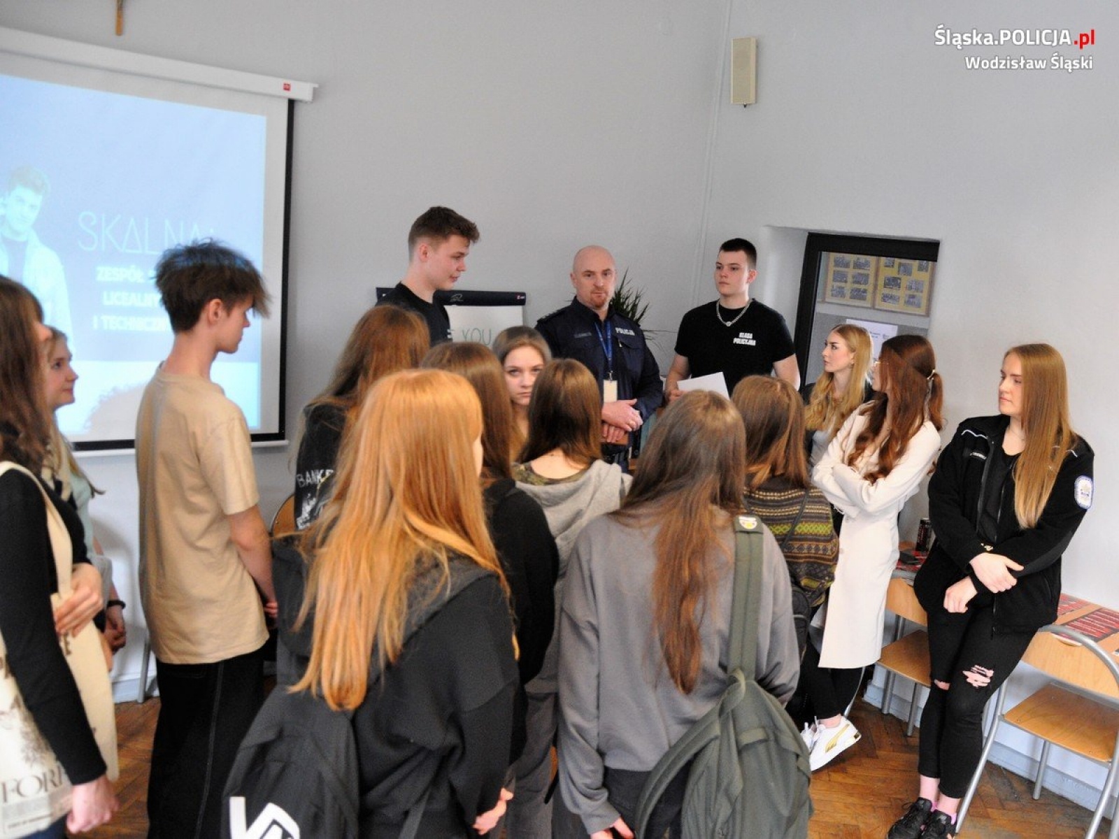 Zdjęcie w galerii na portalu naszwodzislaw.com: Policjanci ramię w ramię z uczniami wiadomości z regionu