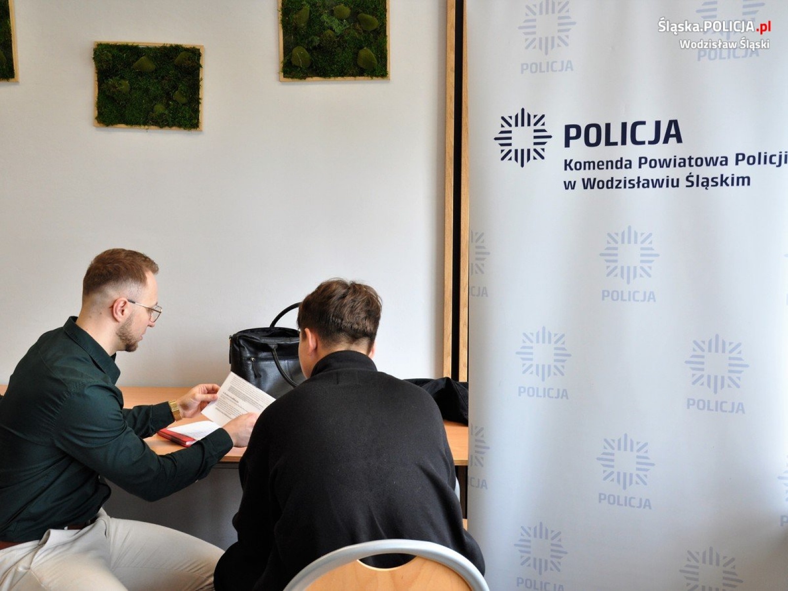 Zdjęcie w galerii na portalu naszwodzislaw.com: Policjanci ramię w ramię z uczniami wiadomości z regionu