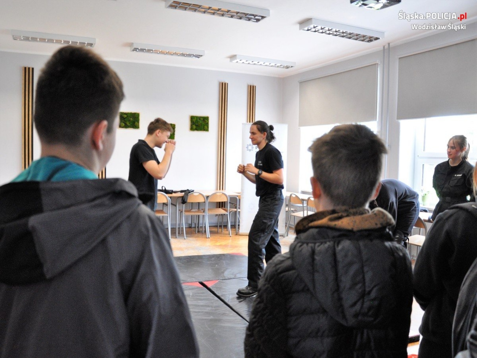 Zdjęcie w galerii na portalu naszwodzislaw.com: Policjanci ramię w ramię z uczniami wiadomości z regionu