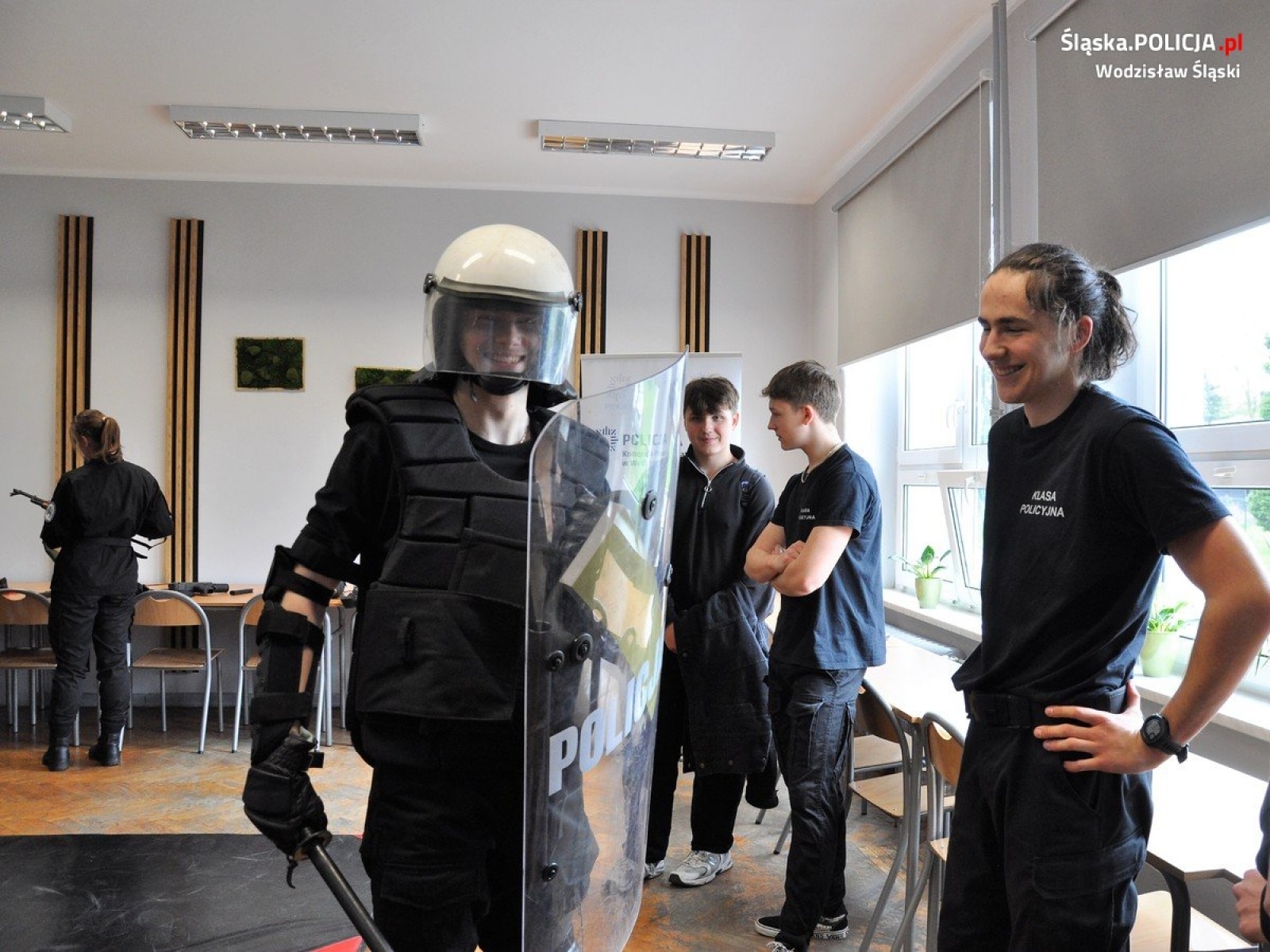 Zdjęcie w galerii na portalu naszwodzislaw.com: Policjanci ramię w ramię z uczniami wiadomości z regionu