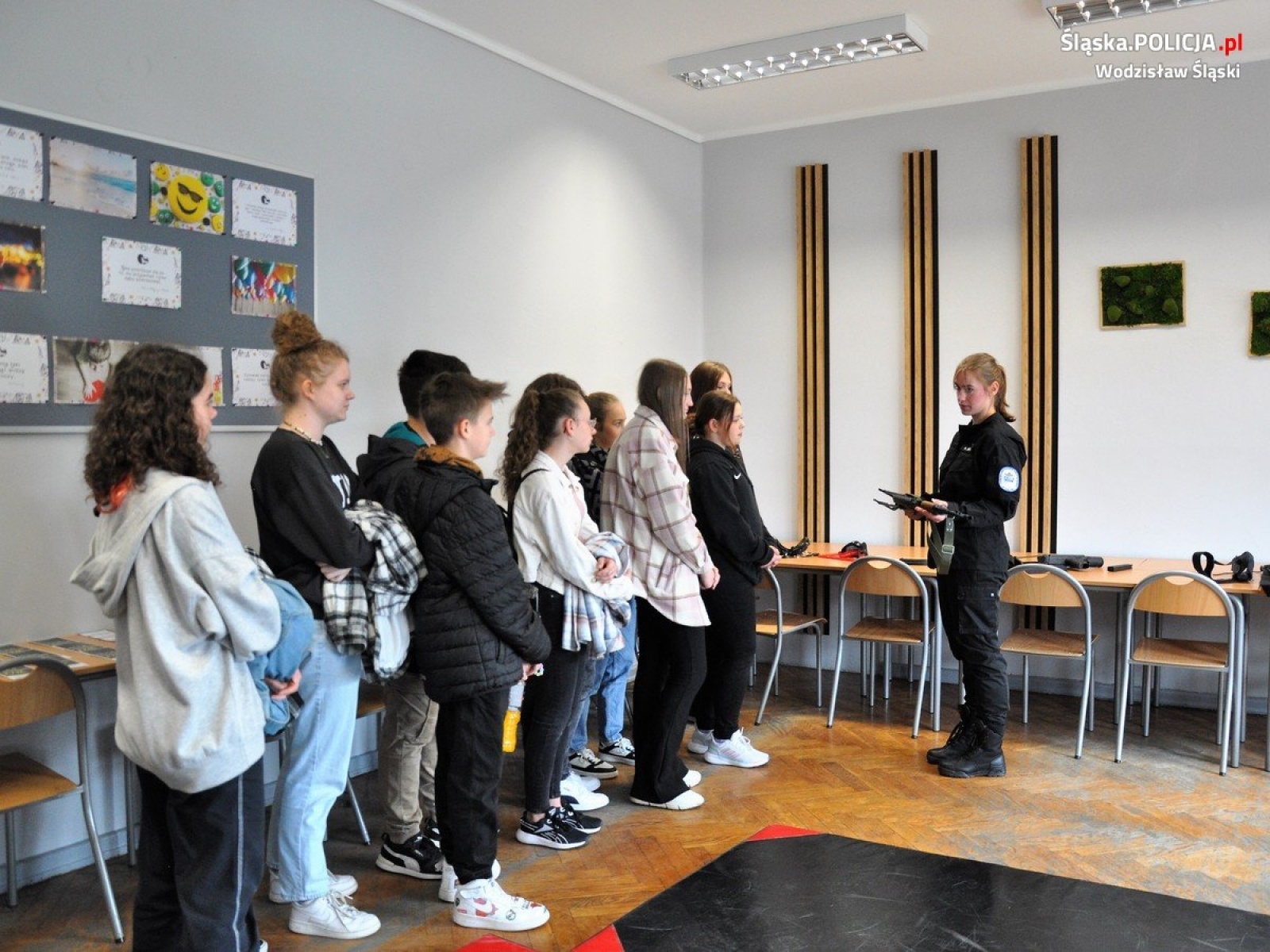 Zdjęcie w galerii na portalu naszwodzislaw.com: Policjanci ramię w ramię z uczniami wiadomości z regionu