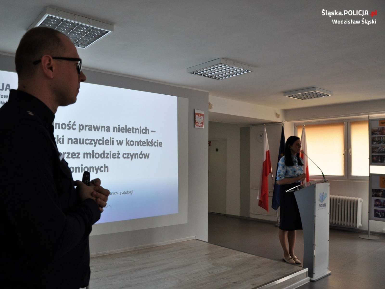 Zdjęcie w galerii na portalu naszwodzislaw.com: Dyrektorzy placówek oświatowych spotkali się z policyjnym profilaktykiem wiadomości z regionu