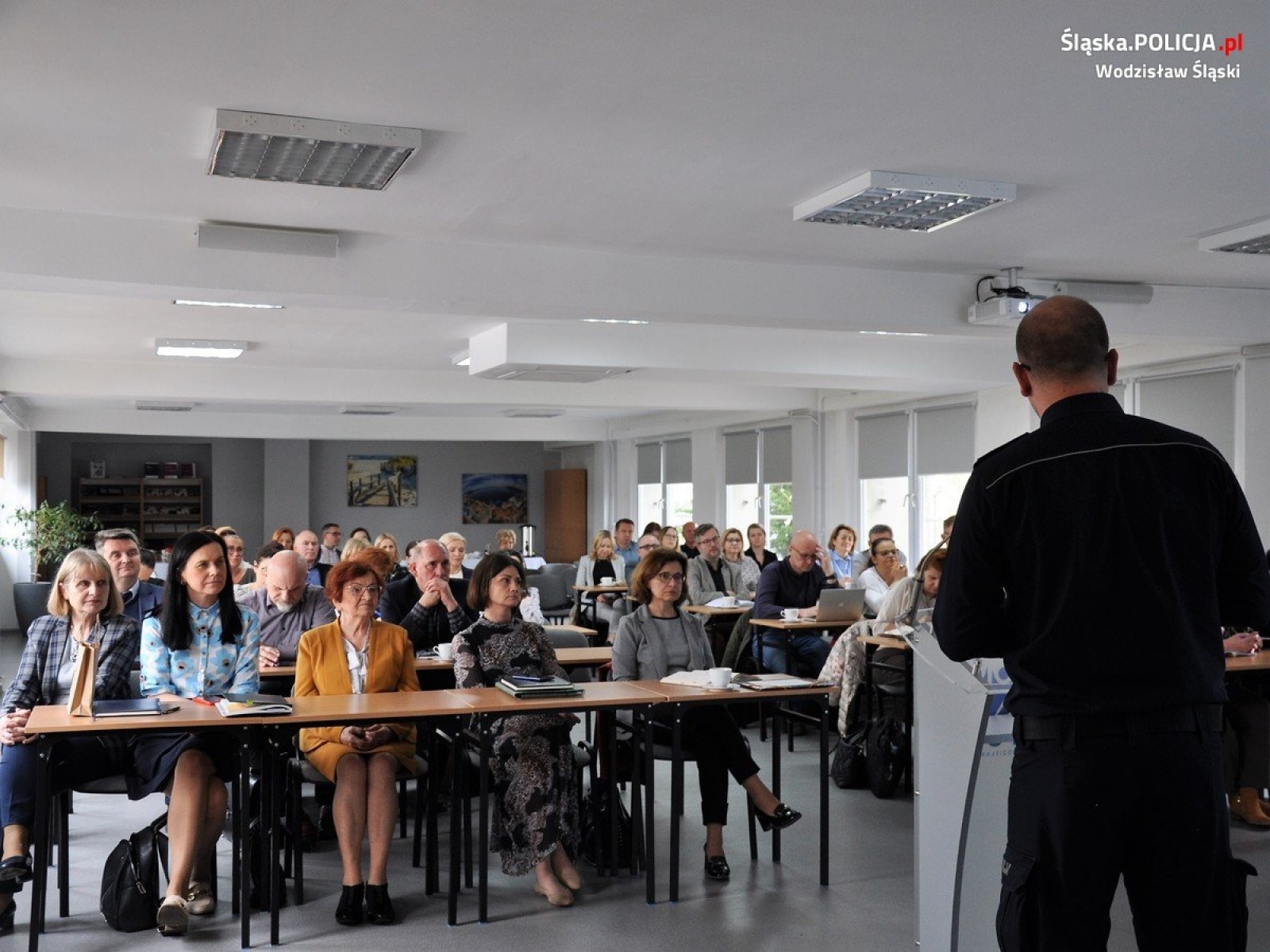 Zdjęcie w galerii na portalu naszwodzislaw.com: Dyrektorzy placówek oświatowych spotkali się z policyjnym profilaktykiem wiadomości z regionu