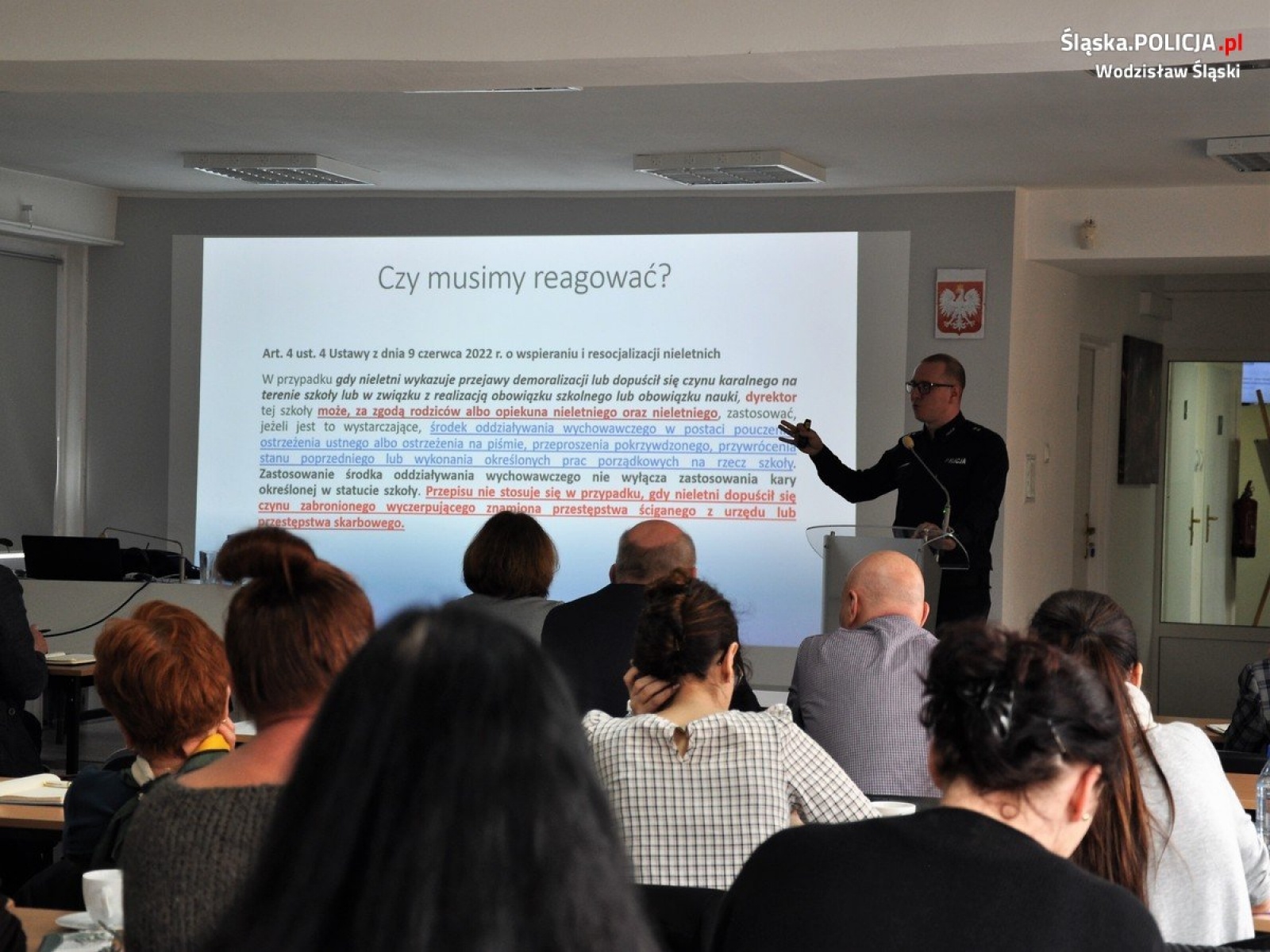 Zdjęcie w galerii na portalu naszwodzislaw.com: Dyrektorzy placówek oświatowych spotkali się z policyjnym profilaktykiem wiadomości z regionu