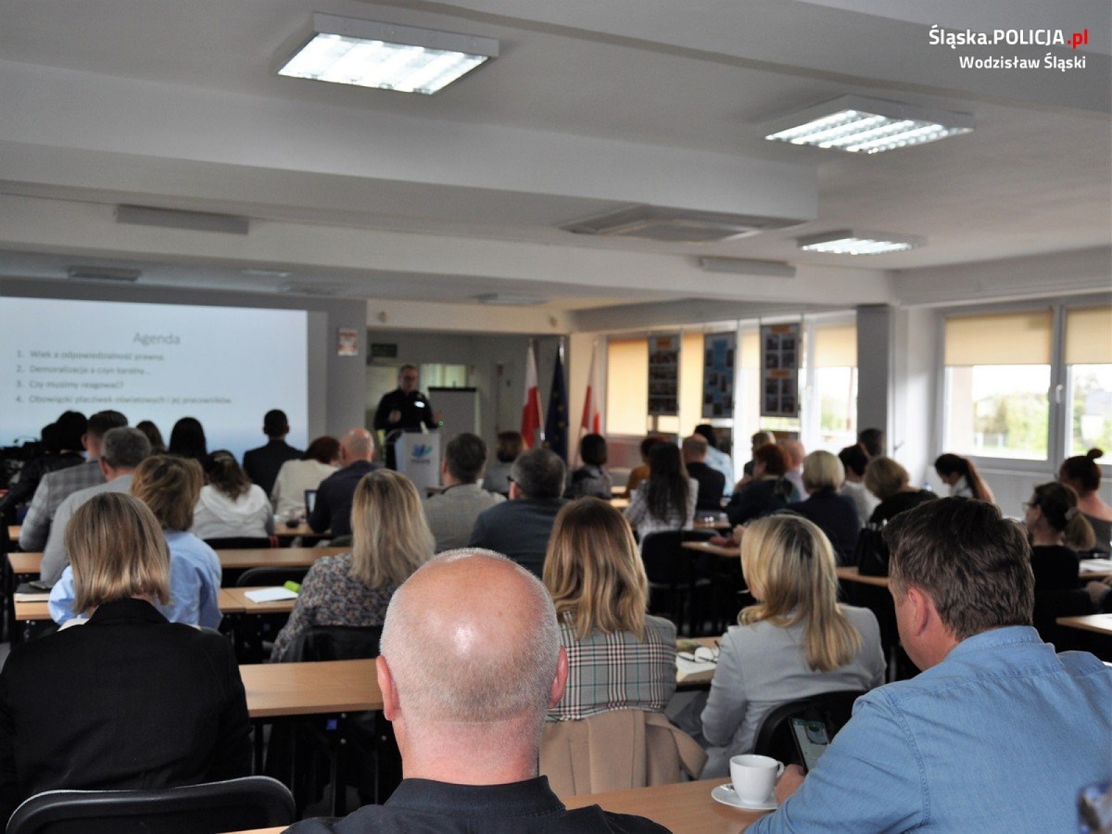 Zdjęcie w galerii na portalu naszwodzislaw.com: Dyrektorzy placówek oświatowych spotkali się z policyjnym profilaktykiem wiadomości z regionu