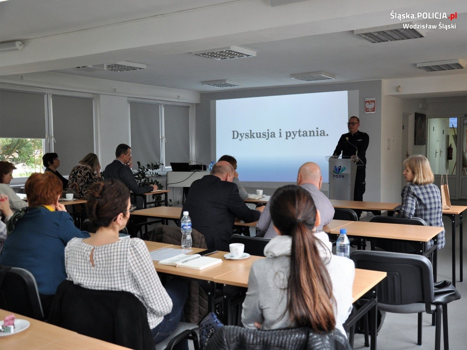 Zdjęcie w galerii na portalu naszwodzislaw.com: Dyrektorzy placówek oświatowych spotkali się z policyjnym profilaktykiem wiadomości z regionu