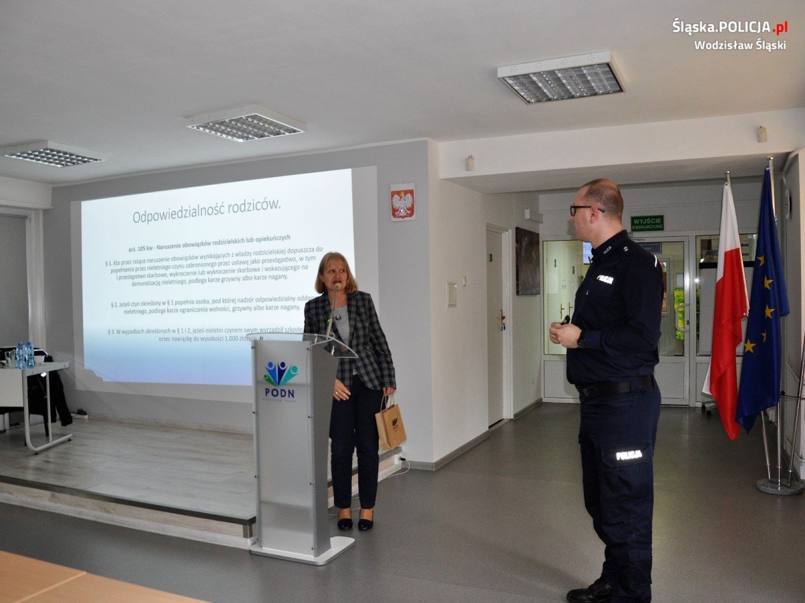 Zdjęcie w galerii na portalu naszwodzislaw.com: Dyrektorzy placówek oświatowych spotkali się z policyjnym profilaktykiem wiadomości z regionu