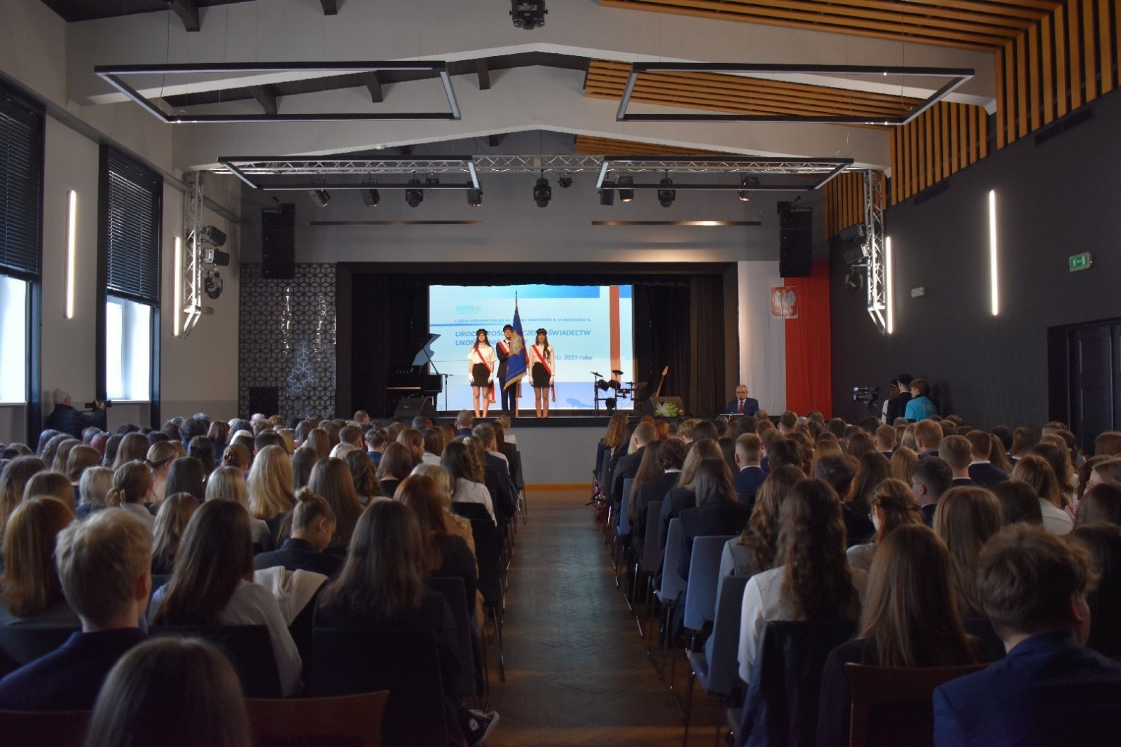 Zdjęcie w galerii na portalu naszwodzislaw.com: Wodzisławscy maturzyści odebrali świadectwa [FOTO] wiadomości z regionu