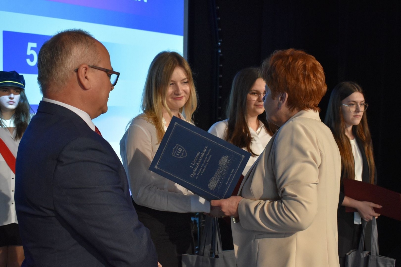 Zdjęcie w galerii na portalu naszwodzislaw.com: Wodzisławscy maturzyści odebrali świadectwa [FOTO] wiadomości z regionu