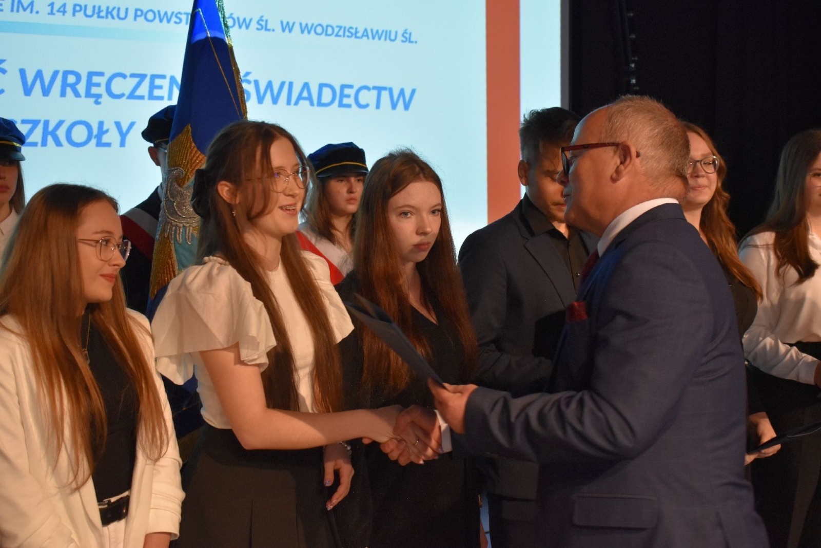 Zdjęcie w galerii na portalu naszwodzislaw.com: Wodzisławscy maturzyści odebrali świadectwa [FOTO] wiadomości z regionu