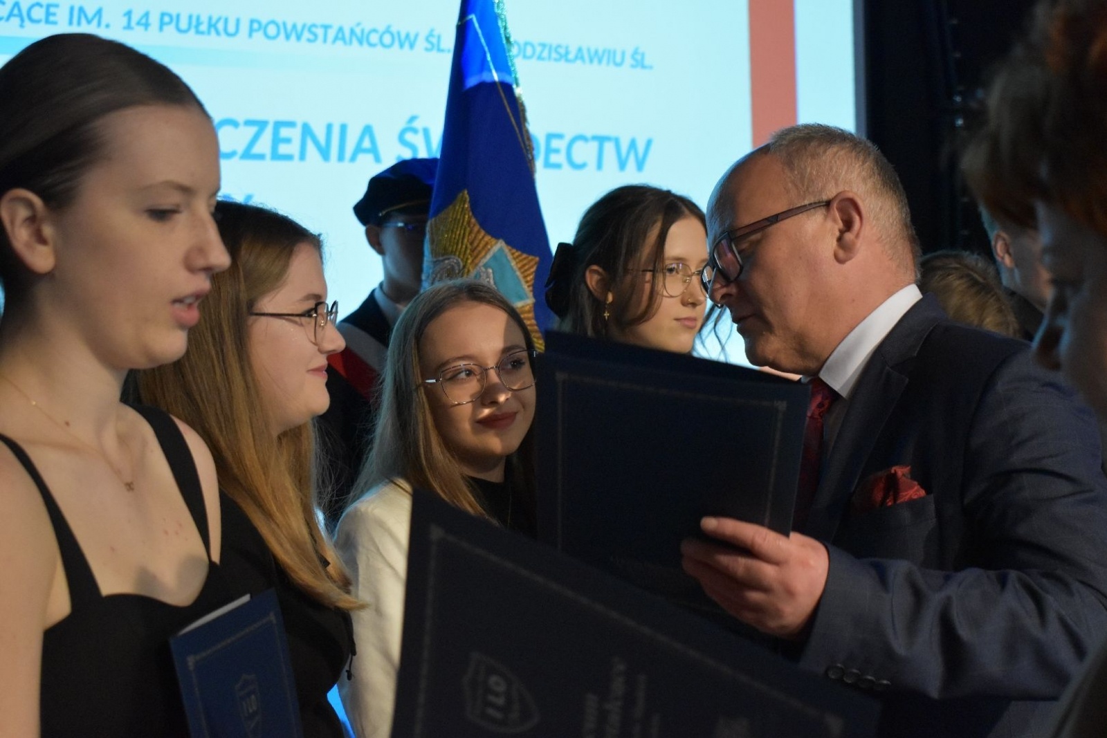Zdjęcie w galerii na portalu naszwodzislaw.com: Wodzisławscy maturzyści odebrali świadectwa [FOTO] wiadomości z regionu