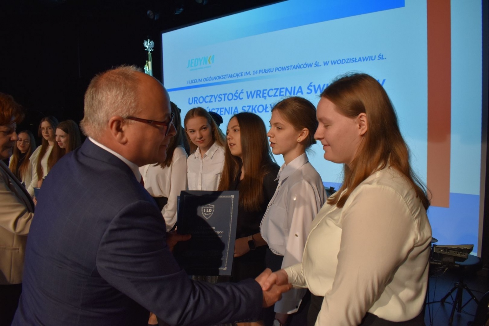 Zdjęcie w galerii na portalu naszwodzislaw.com: Wodzisławscy maturzyści odebrali świadectwa [FOTO] wiadomości z regionu