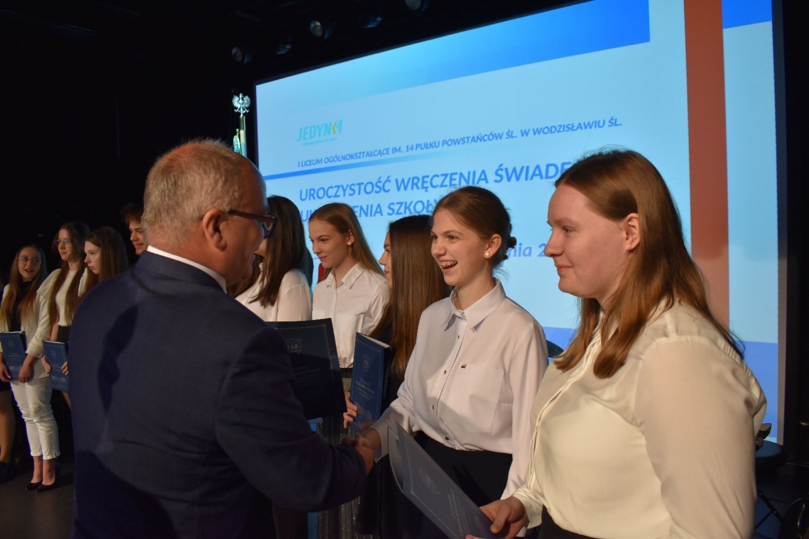 Zdjęcie w galerii na portalu naszwodzislaw.com: Wodzisławscy maturzyści odebrali świadectwa [FOTO] wiadomości z regionu