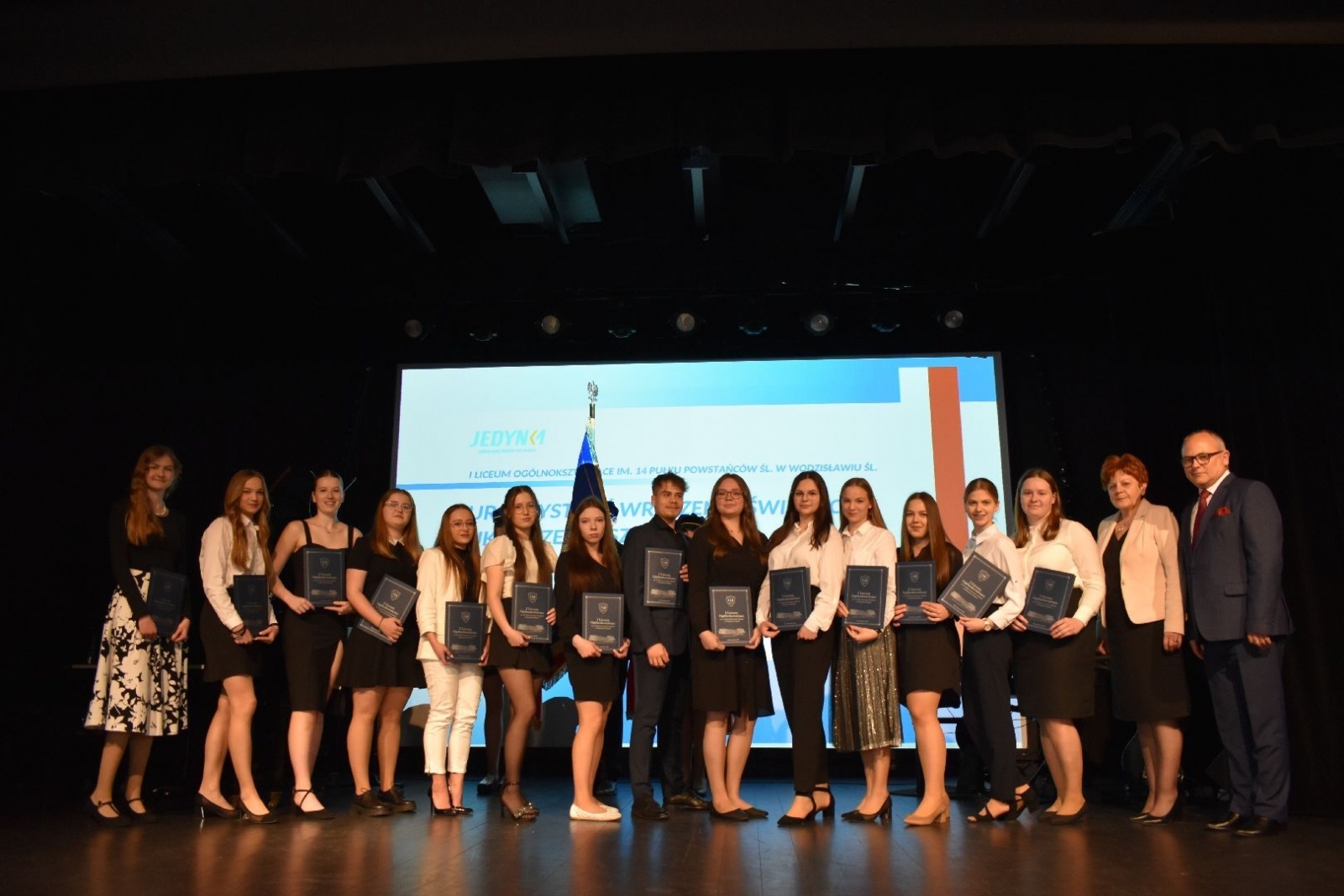 Zdjęcie w galerii na portalu naszwodzislaw.com: Wodzisławscy maturzyści odebrali świadectwa [FOTO] wiadomości z regionu