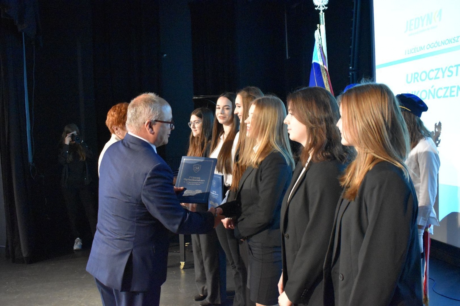 Zdjęcie w galerii na portalu naszwodzislaw.com: Wodzisławscy maturzyści odebrali świadectwa [FOTO] wiadomości z regionu