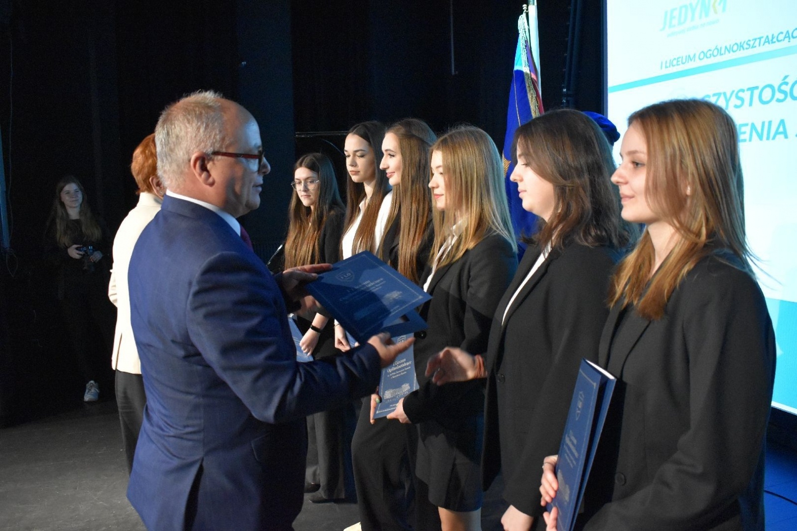 Zdjęcie w galerii na portalu naszwodzislaw.com: Wodzisławscy maturzyści odebrali świadectwa [FOTO] wiadomości z regionu