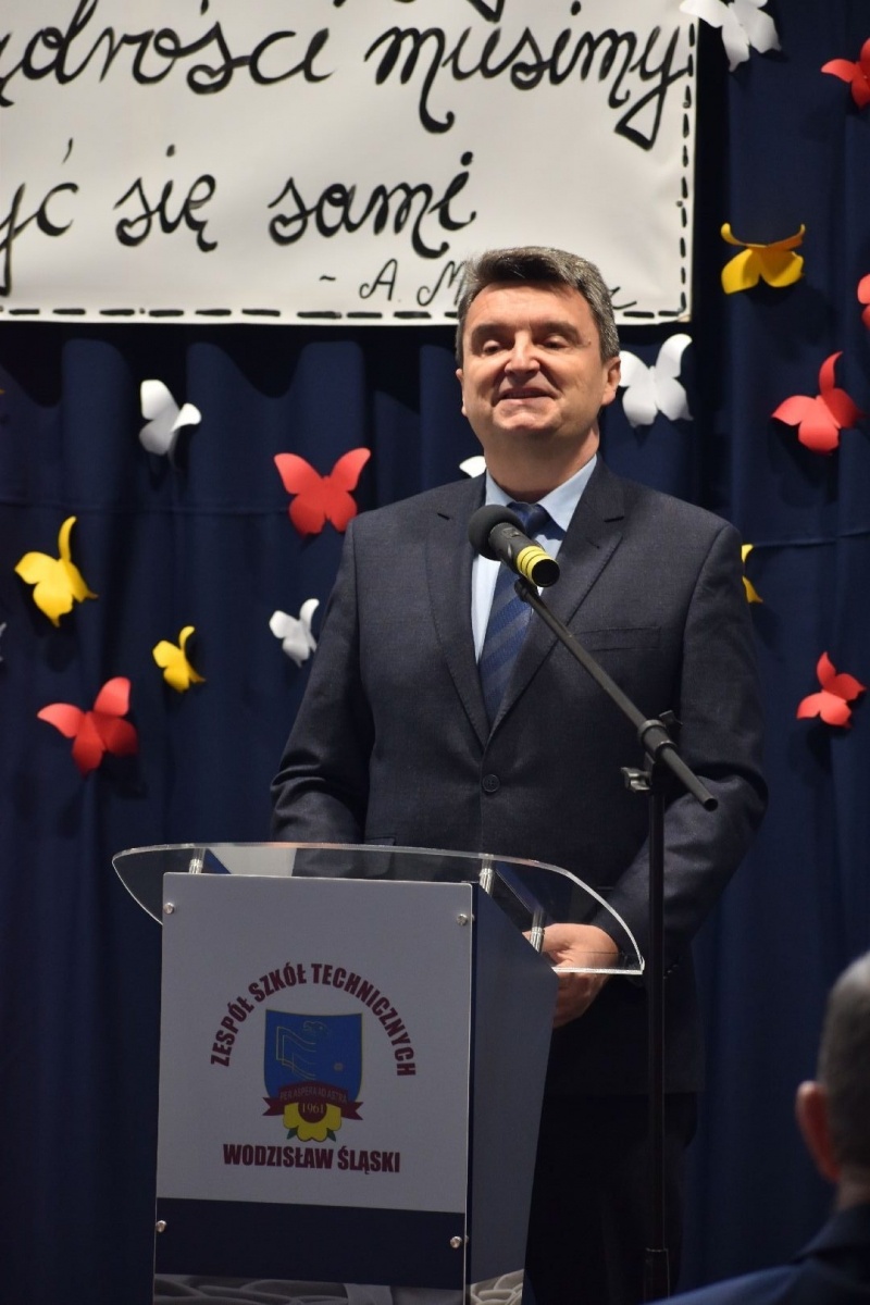 Zdjęcie w galerii na portalu naszwodzislaw.com: Wodzisławscy maturzyści odebrali świadectwa [FOTO] wiadomości z regionu