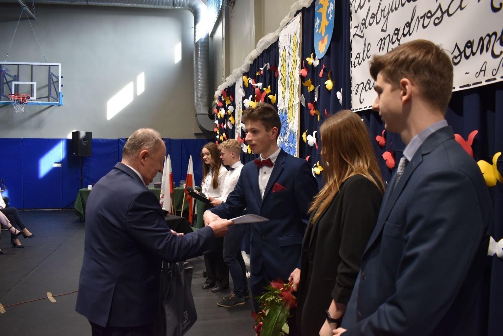 Zdjęcie w galerii na portalu naszwodzislaw.com: Wodzisławscy maturzyści odebrali świadectwa [FOTO] wiadomości z regionu