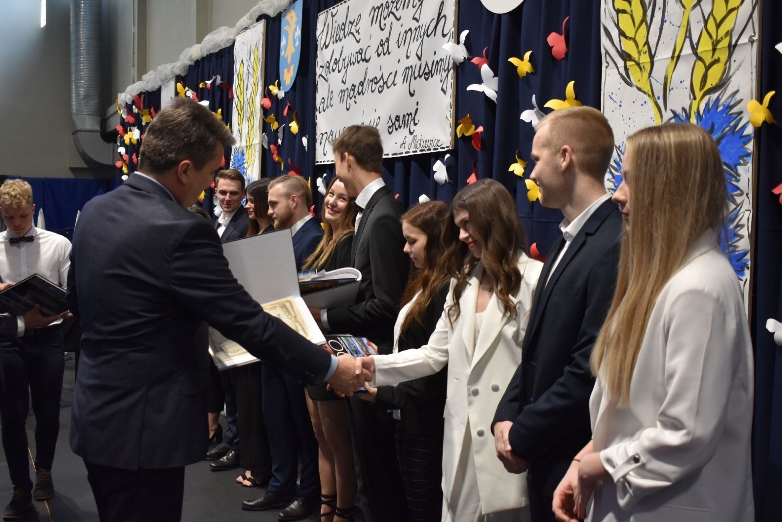 Zdjęcie w galerii na portalu naszwodzislaw.com: Wodzisławscy maturzyści odebrali świadectwa [FOTO] wiadomości z regionu