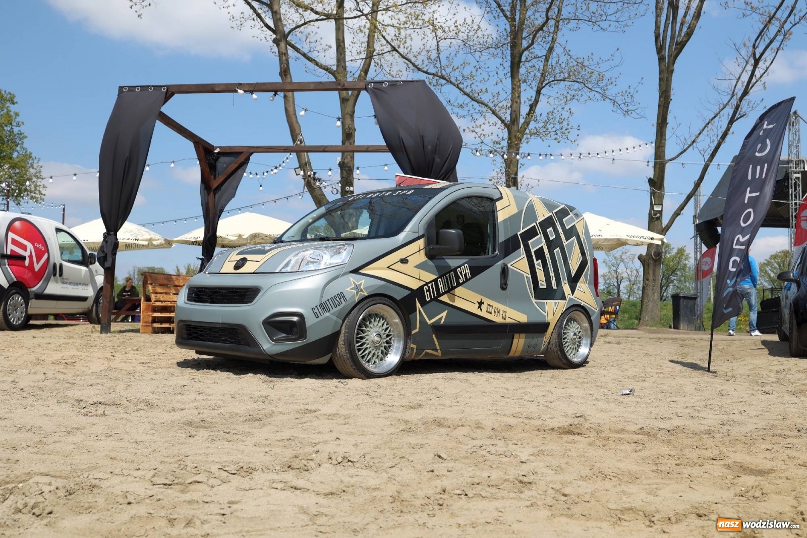 Zdjęcie w galerii na portalu naszwodzislaw.com: Petrol Beach w Bukowie. Dwudniowe święto dla fanów motoryzacji [FOTO] wiadomości z regionu