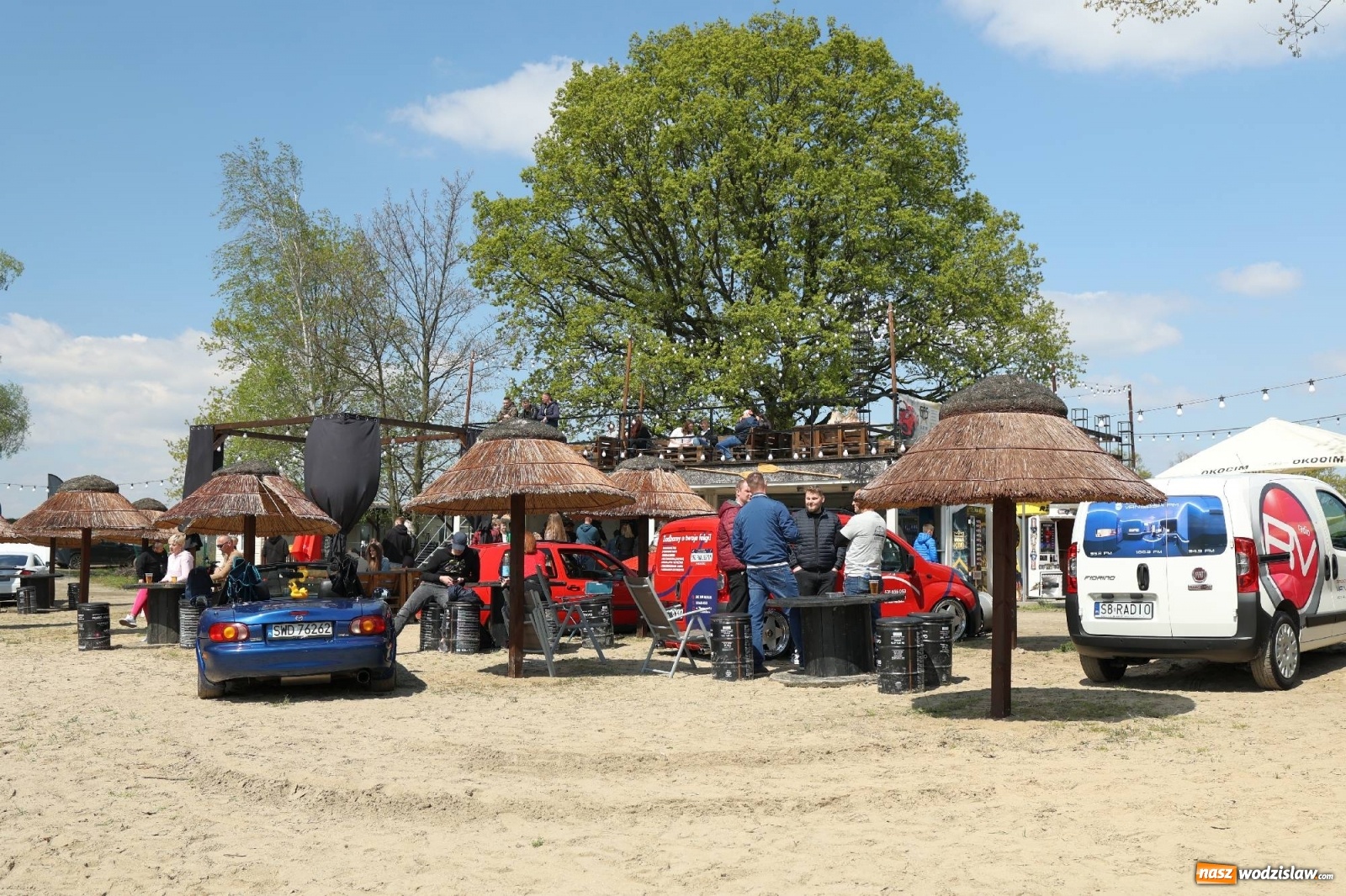 Zdjęcie w galerii na portalu naszwodzislaw.com: Petrol Beach w Bukowie. Dwudniowe święto dla fanów motoryzacji [FOTO] wiadomości z regionu