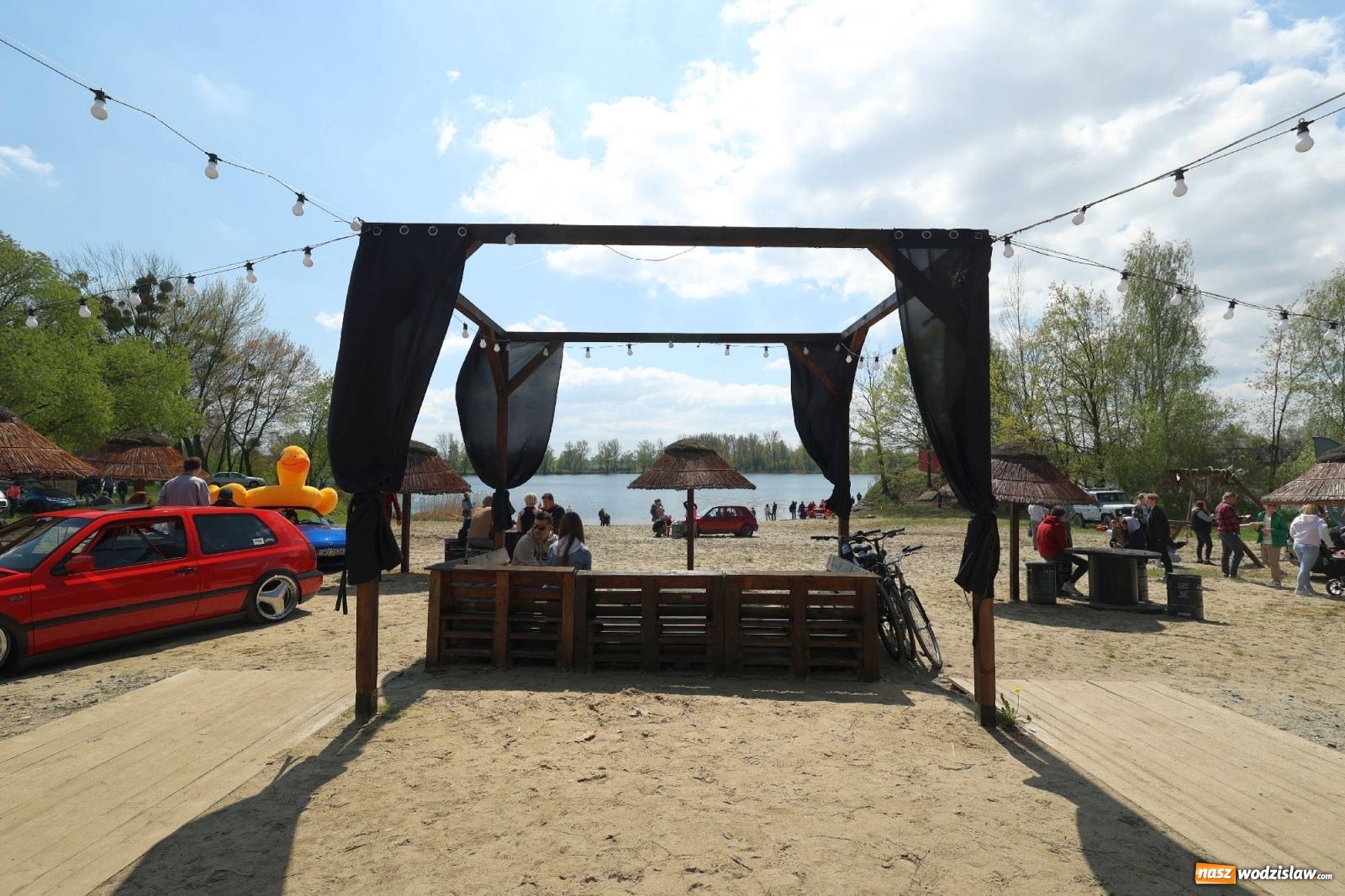 Zdjęcie w galerii na portalu naszwodzislaw.com: Petrol Beach w Bukowie. Dwudniowe święto dla fanów motoryzacji [FOTO] wiadomości z regionu