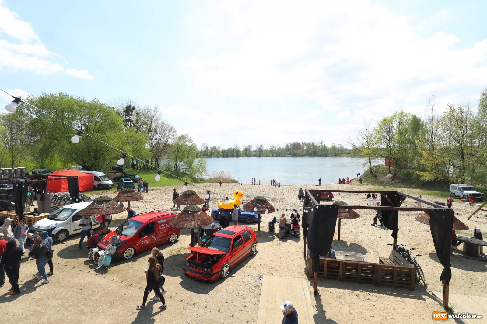 Zdjęcie w galerii na portalu naszwodzislaw.com: Petrol Beach w Bukowie. Dwudniowe święto dla fanów motoryzacji [FOTO] wiadomości z regionu