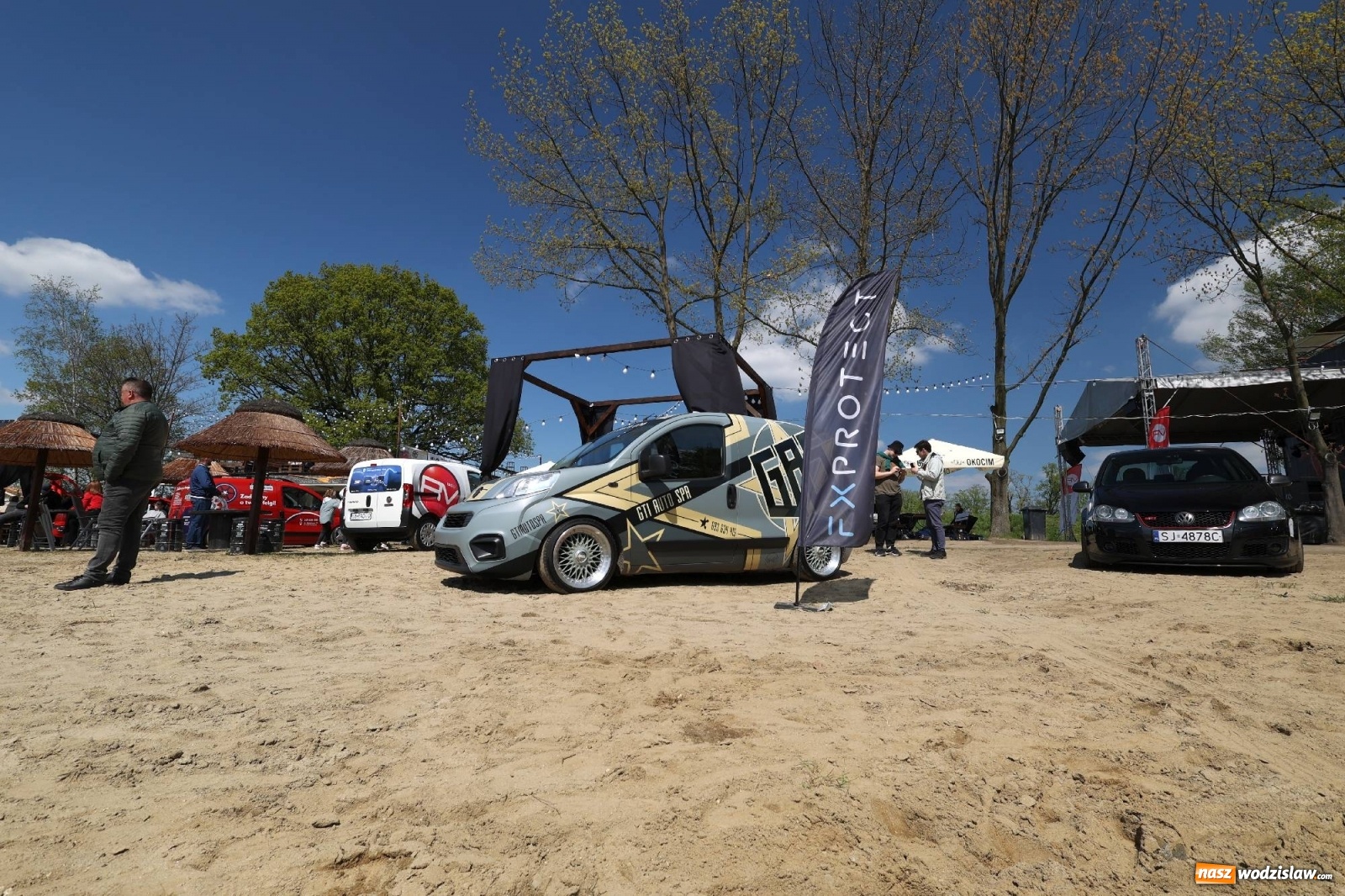 Zdjęcie w galerii na portalu naszwodzislaw.com: Petrol Beach w Bukowie. Dwudniowe święto dla fanów motoryzacji [FOTO] wiadomości z regionu