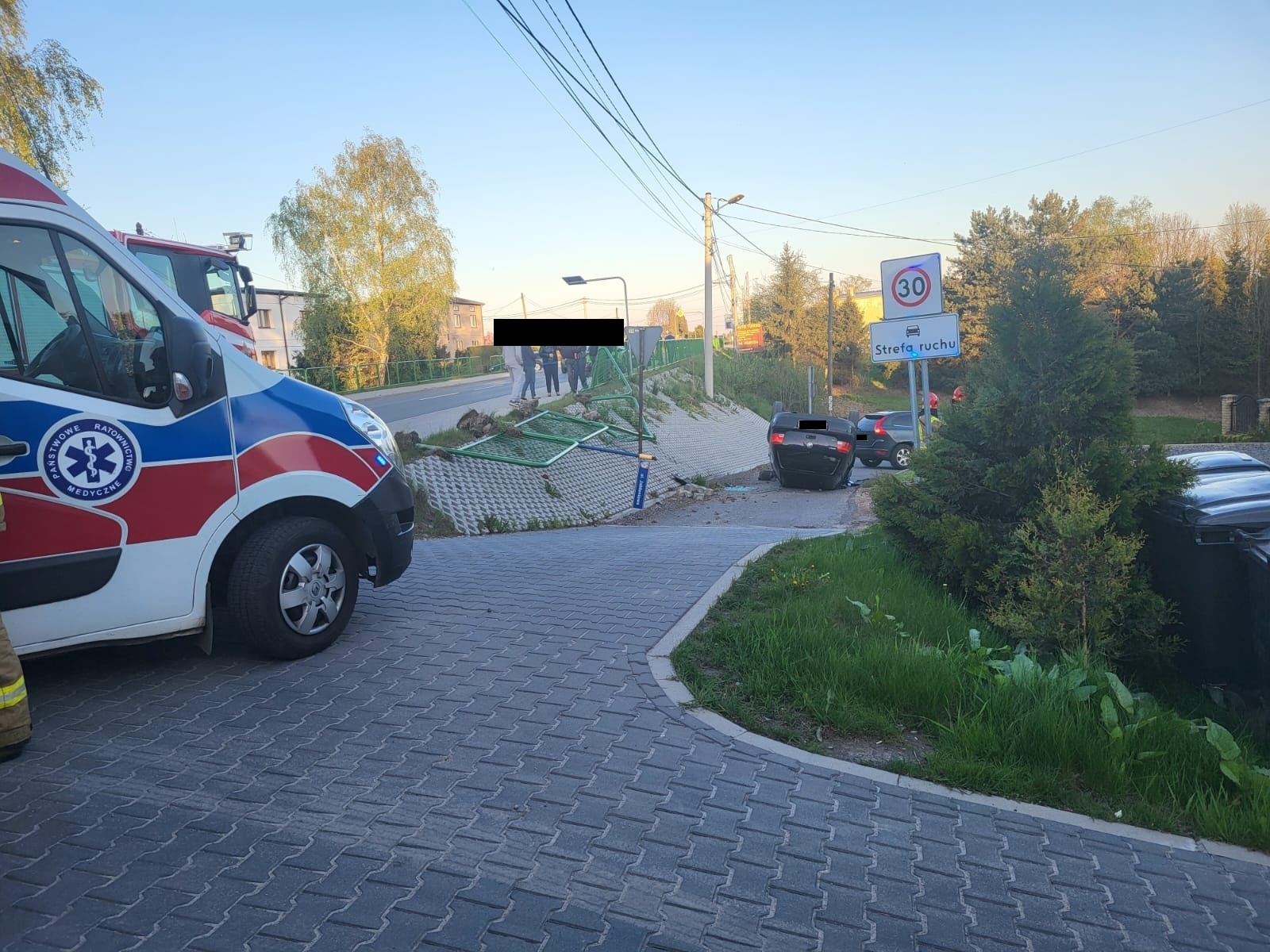 Zdjęcie w galerii na portalu naszwodzislaw.com: Obywatel Mołdawii dachował przy Jastrzębskiej. Był pijany! [FOTO] wiadomości z regionu