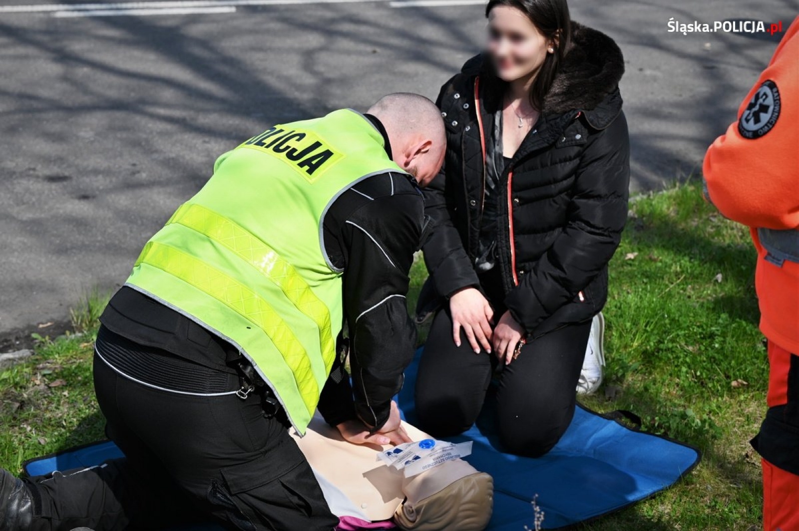 Zdjęcie w galerii na portalu naszwodzislaw.com: Policjanci z kierowcą rajdowym ostrzegali przed brawurą wiadomości z regionu