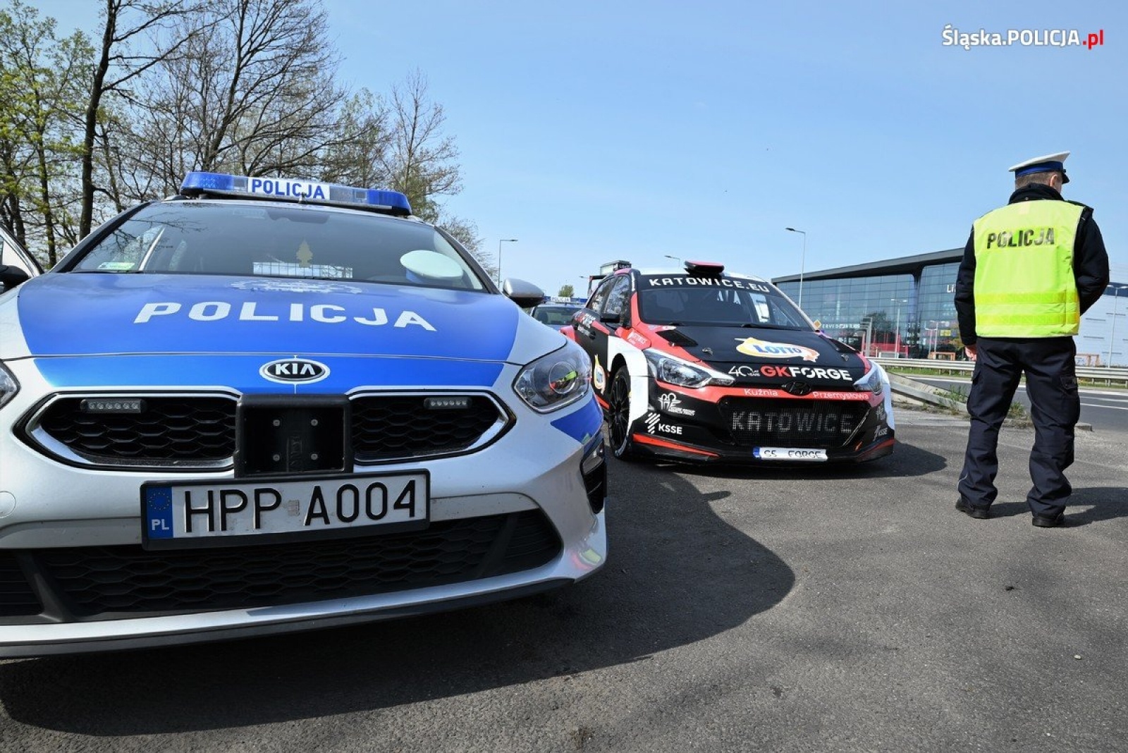 Zdjęcie w galerii na portalu naszwodzislaw.com: Policjanci z kierowcą rajdowym ostrzegali przed brawurą wiadomości z regionu