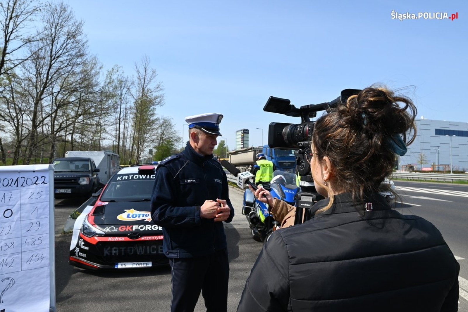 Zdjęcie w galerii na portalu naszwodzislaw.com: Policjanci z kierowcą rajdowym ostrzegali przed brawurą wiadomości z regionu