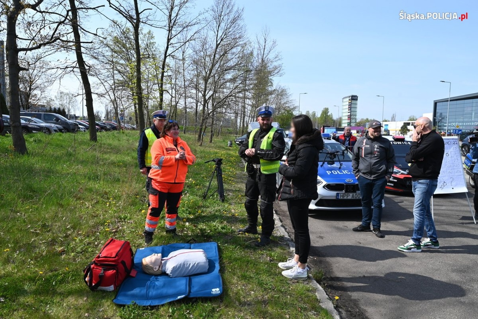 Zdjęcie w galerii na portalu naszwodzislaw.com: Policjanci z kierowcą rajdowym ostrzegali przed brawurą wiadomości z regionu