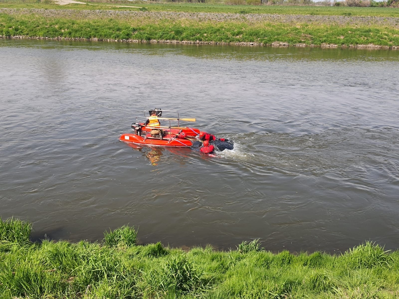 Zdjęcie w galerii na portalu naszwodzislaw.com: Corsa w Odrze. Nurt pchał samochód na zaporę czołową zbiornika Racibórz wiadomości z regionu