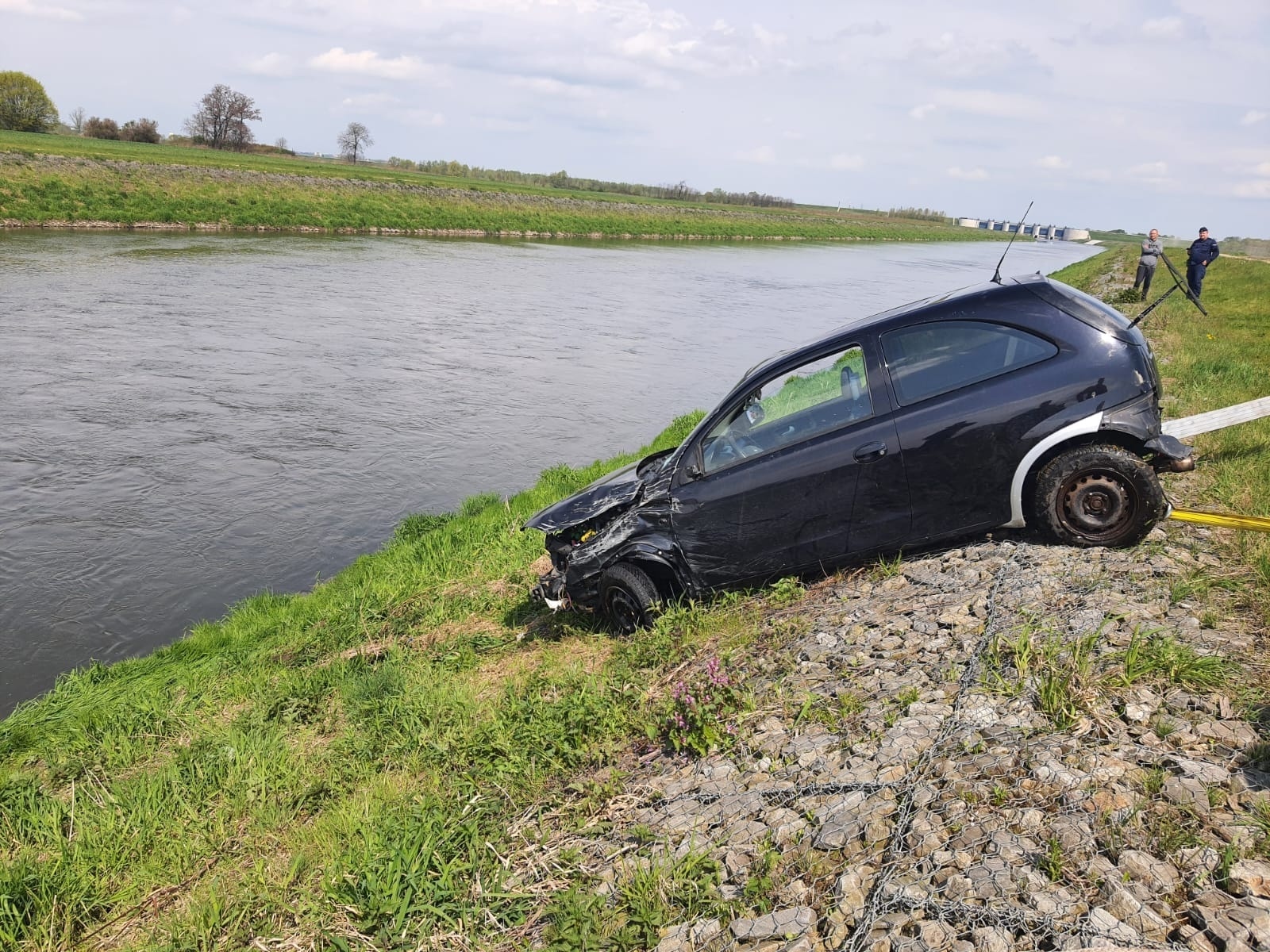 Zdjęcie w galerii na portalu naszwodzislaw.com: Corsa w Odrze. Nurt pchał samochód na zaporę czołową zbiornika Racibórz wiadomości z regionu