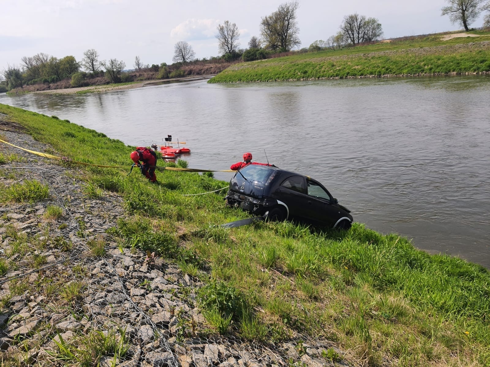 Zdjęcie w galerii na portalu naszwodzislaw.com: Corsa w Odrze. Nurt pchał samochód na zaporę czołową zbiornika Racibórz wiadomości z regionu