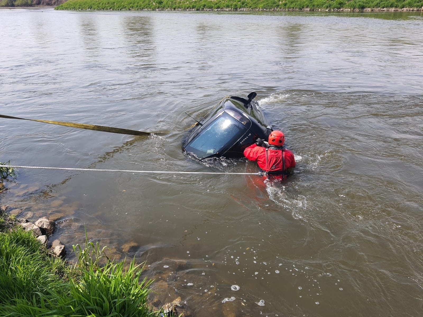 Zdjęcie w galerii na portalu naszwodzislaw.com: Corsa w Odrze. Nurt pchał samochód na zaporę czołową zbiornika Racibórz wiadomości z regionu