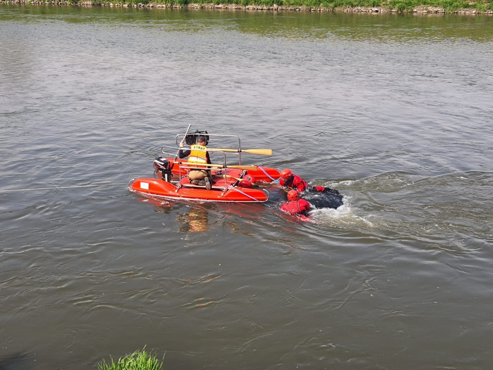 Zdjęcie w galerii na portalu naszwodzislaw.com: Corsa w Odrze. Nurt pchał samochód na zaporę czołową zbiornika Racibórz wiadomości z regionu
