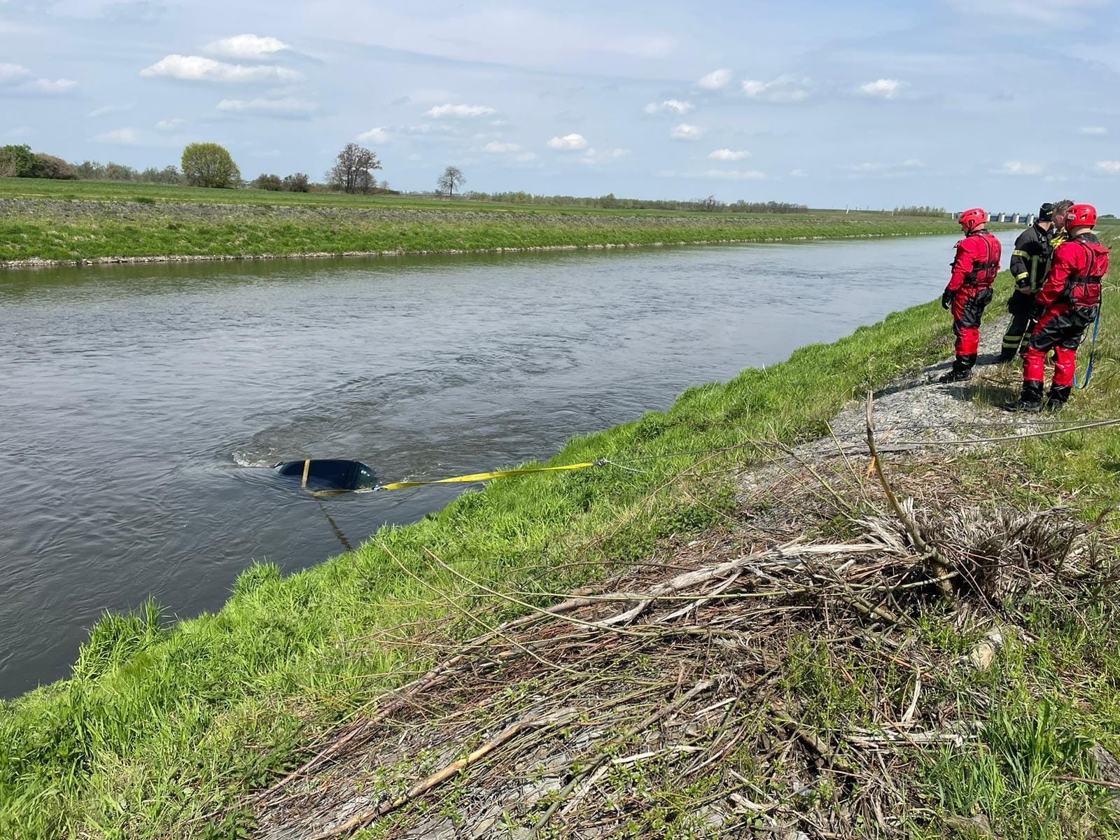 Zdjęcie w galerii na portalu naszwodzislaw.com: Corsa w Odrze. Nurt pchał samochód na zaporę czołową zbiornika Racibórz wiadomości z regionu