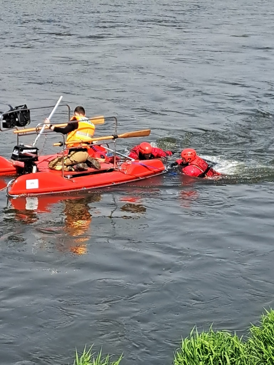 Zdjęcie w galerii na portalu naszwodzislaw.com: Corsa w Odrze. Nurt pchał samochód na zaporę czołową zbiornika Racibórz wiadomości z regionu