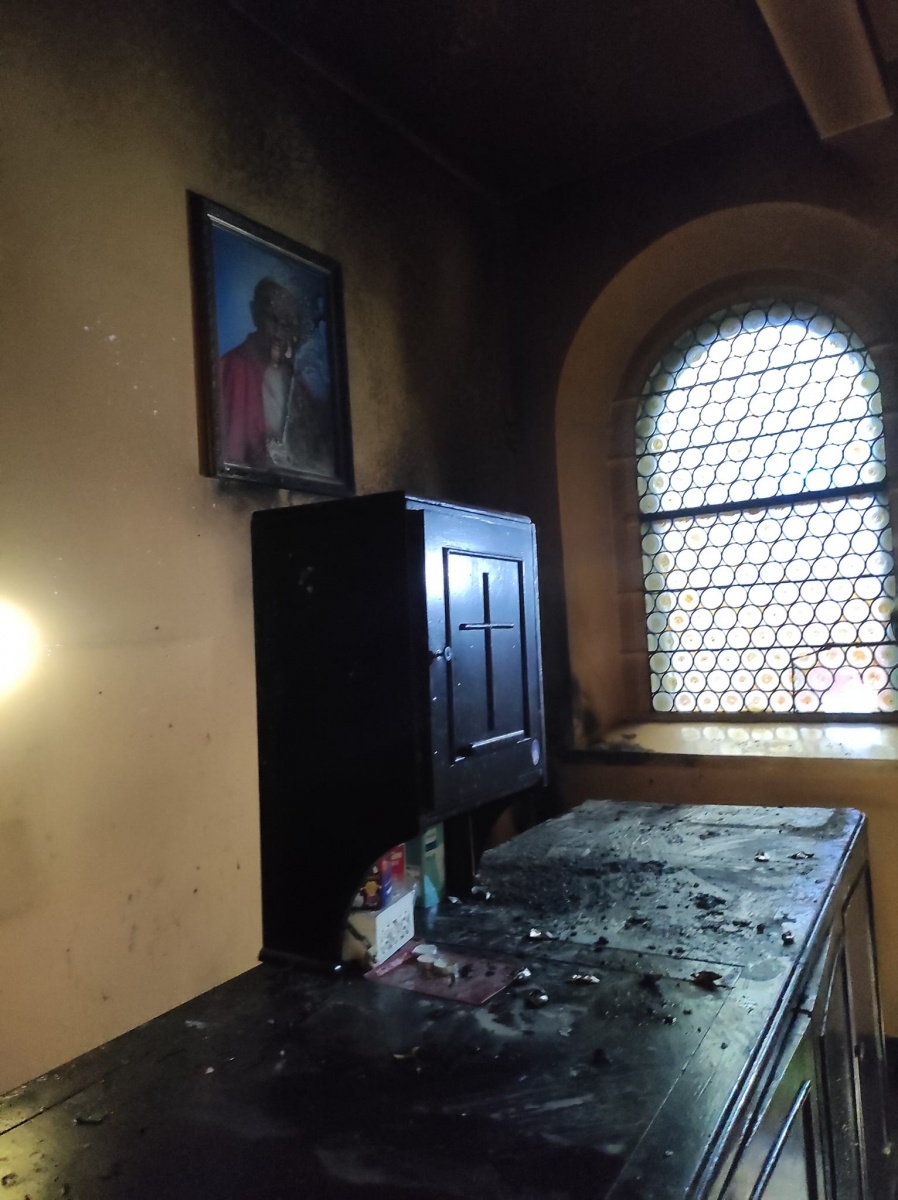 Zdjęcie w galerii na portalu naszwodzislaw.com: Pożar zakrystii kościoła w Połomi  wiadomości z regionu