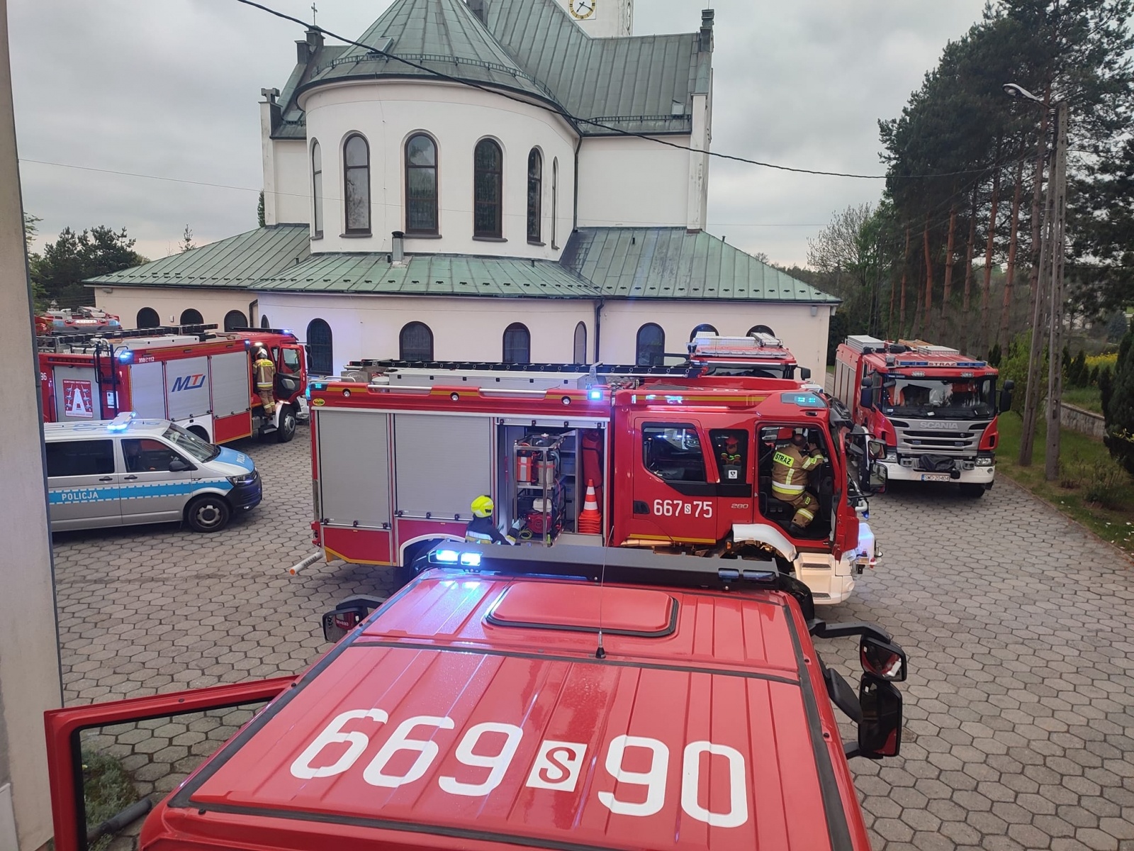 Zdjęcie w galerii na portalu naszwodzislaw.com: Pożar zakrystii kościoła w Połomi  wiadomości z regionu