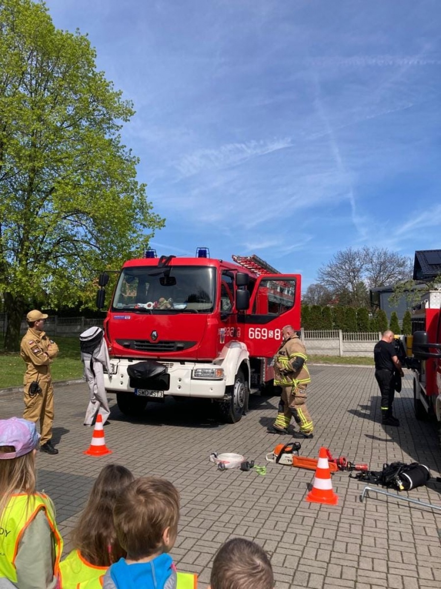 Zdjęcie w galerii na portalu naszwodzislaw.com: Wizyta pełna atrakcji. Przedszkolaki odwiedziły strażaków z Syryni wiadomości z regionu