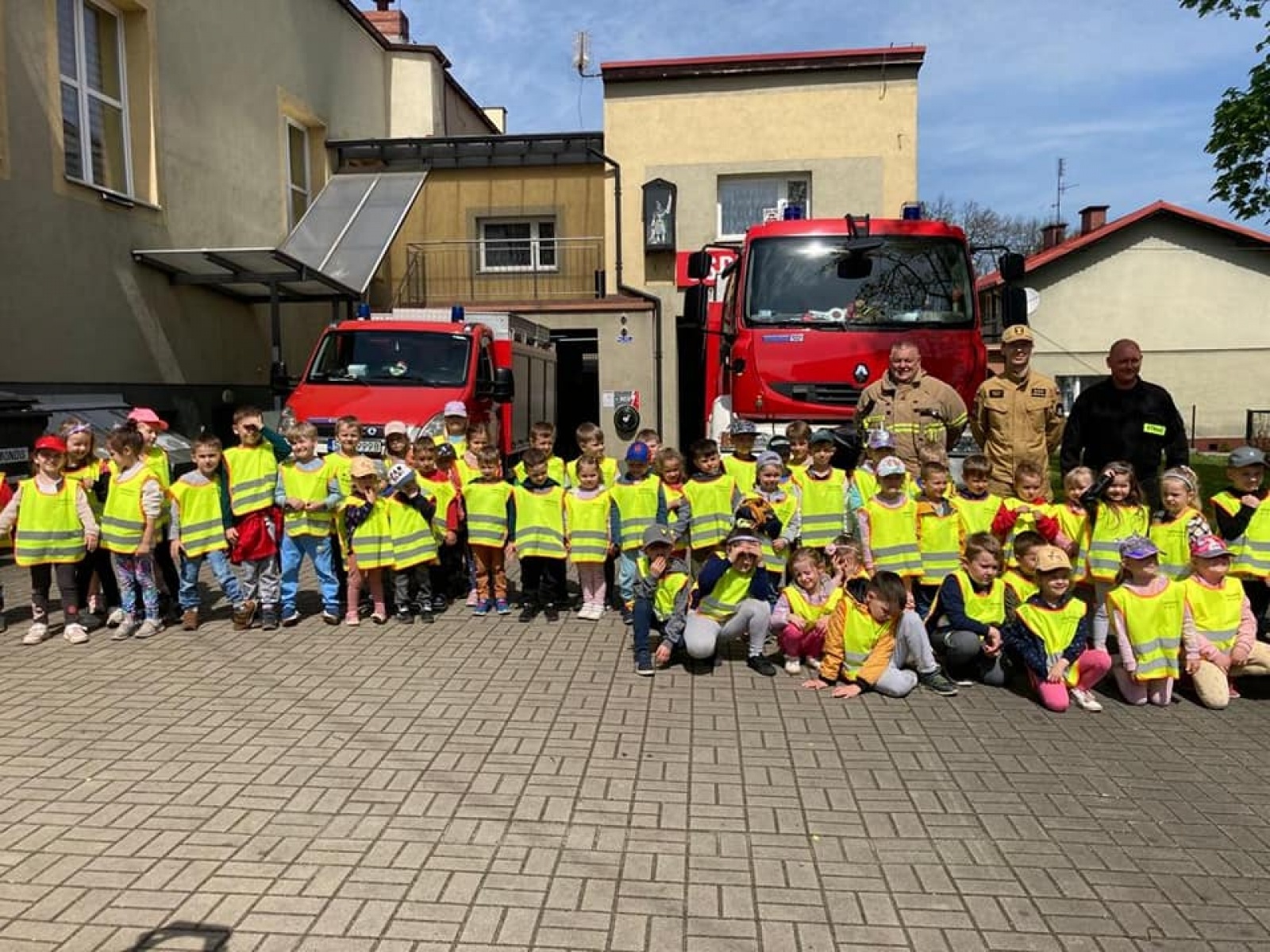 Zdjęcie w galerii na portalu naszwodzislaw.com: Wizyta pełna atrakcji. Przedszkolaki odwiedziły strażaków z Syryni wiadomości z regionu
