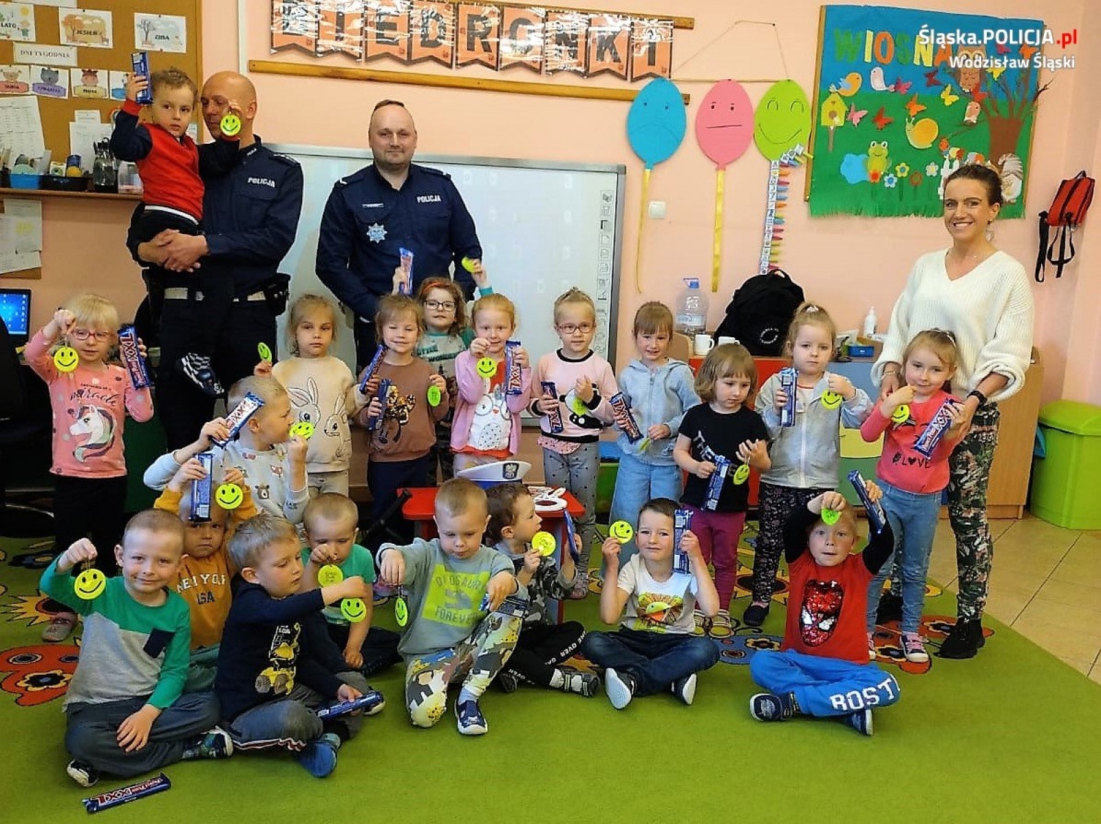 Zdjęcie w galerii na portalu naszwodzislaw.com: Mundurowi z wizytą u najmłodszych w Lubomi wiadomości z regionu