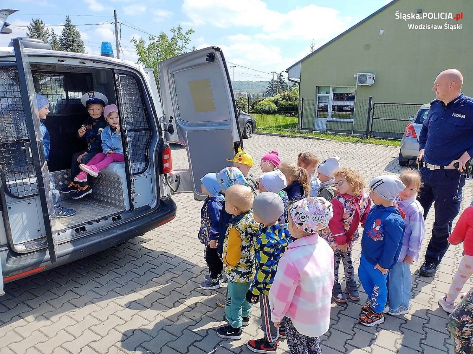 Zdjęcie w galerii na portalu naszwodzislaw.com: Mundurowi z wizytą u najmłodszych w Lubomi wiadomości z regionu