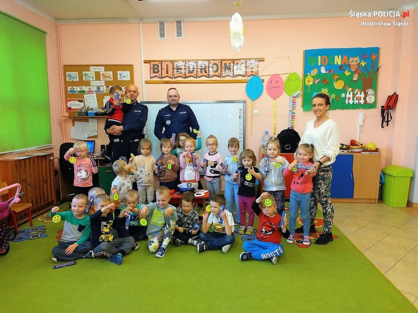 Zdjęcie w galerii na portalu naszwodzislaw.com: Mundurowi z wizytą u najmłodszych w Lubomi wiadomości z regionu